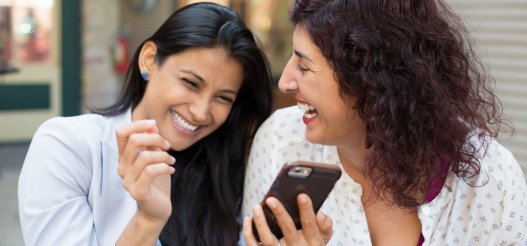 Mujeres riéndose a carcajadas
