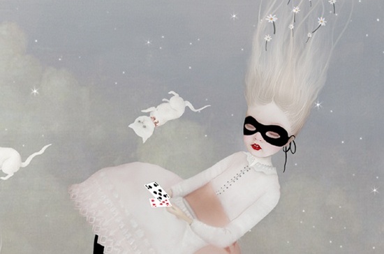 niña con antifaz cayendo