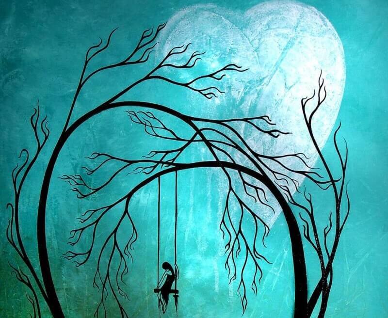 Niña sola en un columpio