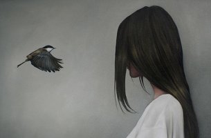 Pájaro y mujer frente a frente
