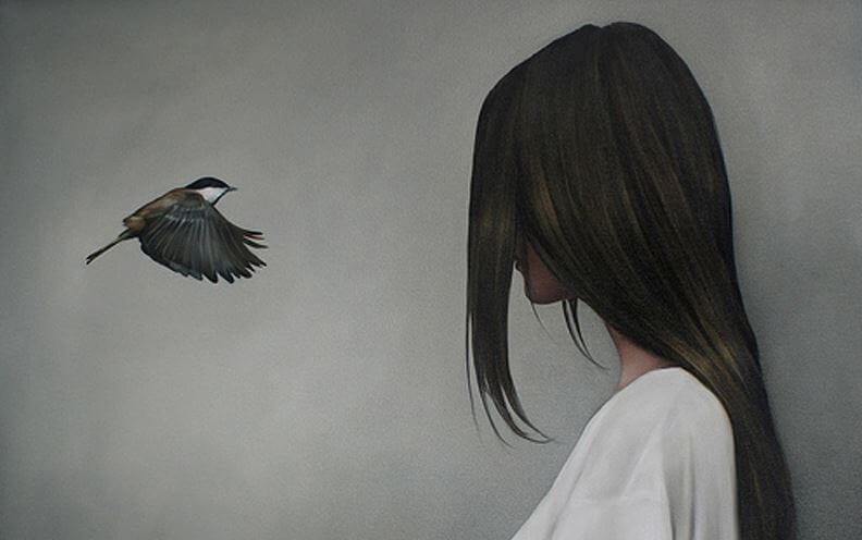 Pájaro y mujer frente a frente