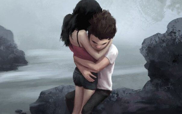 Pareja abrazada cerca del mar