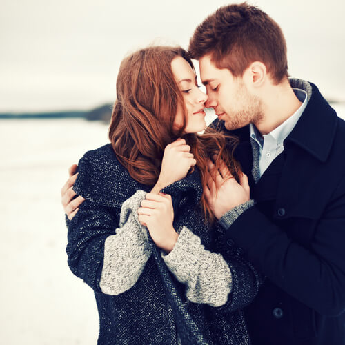 Pareja enamorada abrazándose