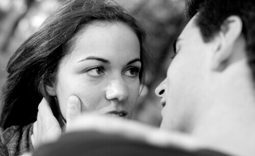 Pareja mirándose a los ojos