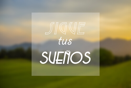 Cartel con la frase sigue tus sueños