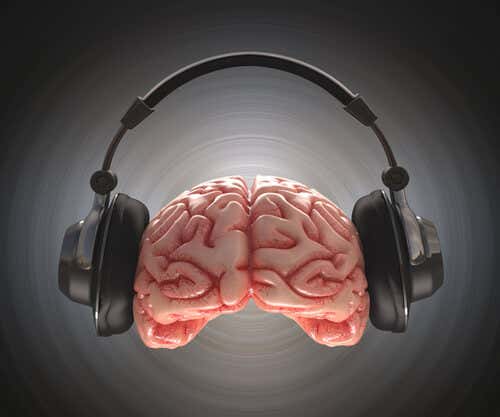 Cerebro con auriculares