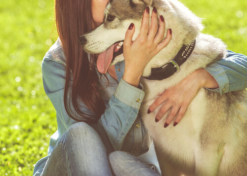 Chica abrazado a su perro