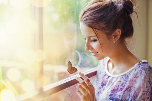 Chica observando una mariposa