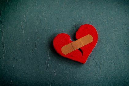 Mi herida no cierra porque está hecha de puntos suspensivos