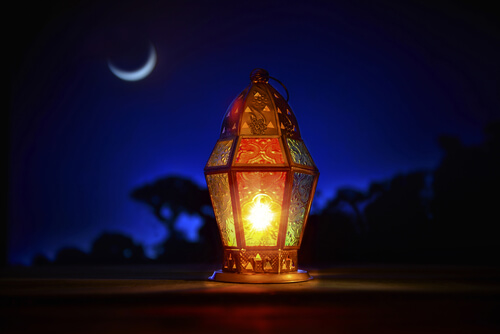 Farol iluminado por la noche