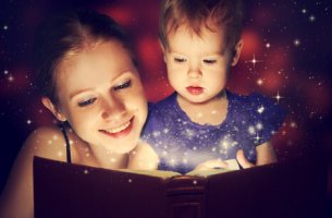 Madre leyendo un cuento a su hijo