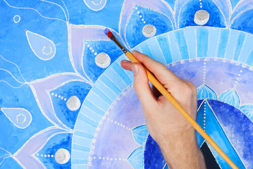 Mano coloreando un mandala