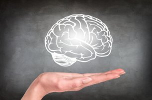 Mano con un cerebro