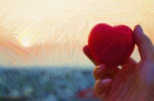Mano sosteniendo un corazón