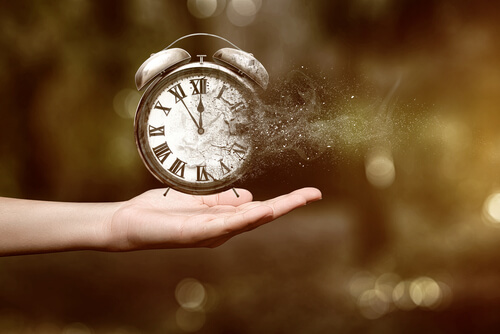 Main tenant une horloge qui disparaît