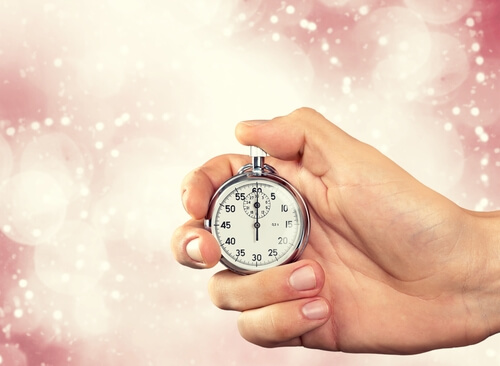 Mano sujetando un reloj