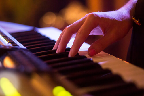 Mano tocando piano