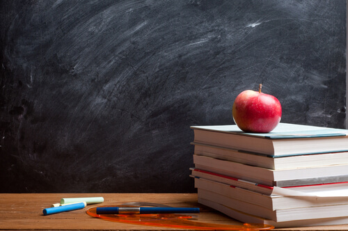 Manzana encima de unos libros