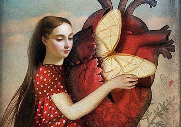 Mujer abrazando a un corazón con una mariposa