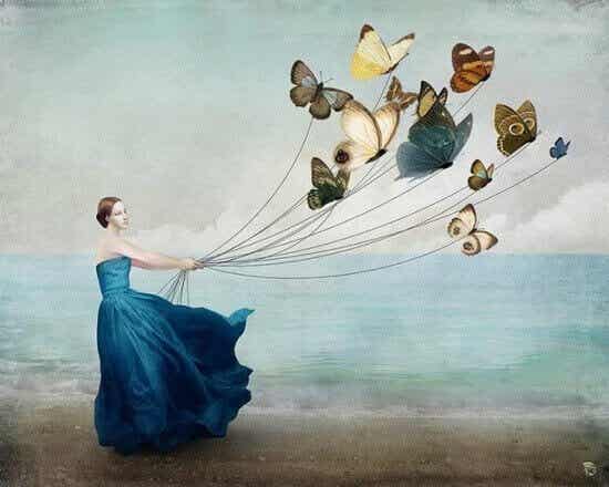 Mujer con cuerdas sujetando a mariposas