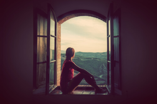 Mujer pensando por la ventana