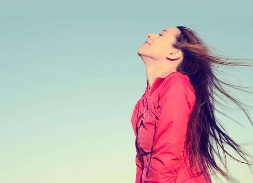 Mujer respirando al aire libre