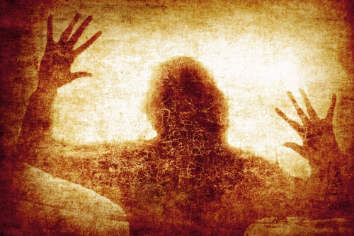 Mujer tras un cristal con un ataque de pánico