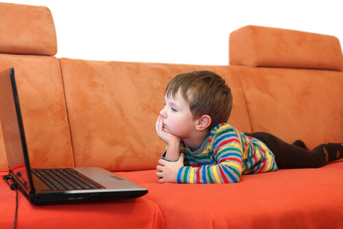 Niño viendo dibujos animados en el ordenador