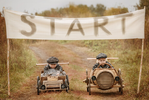 Niños compitiendo en una carrera de coches