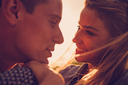 Pareja enamorada mirándose a los ojos