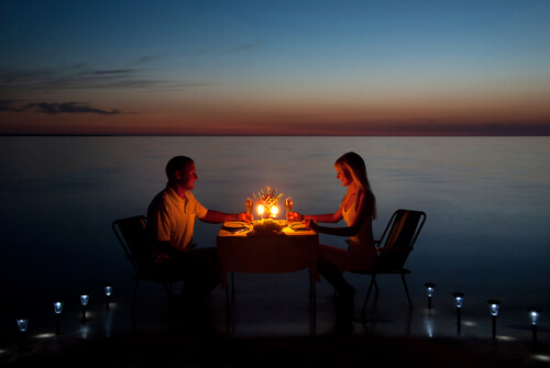 Pareja teniendo cena romántica