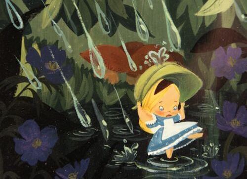 alicia debajo de una hoja intentando ser grande