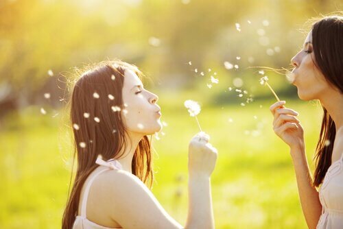 Buenas amigas riendo