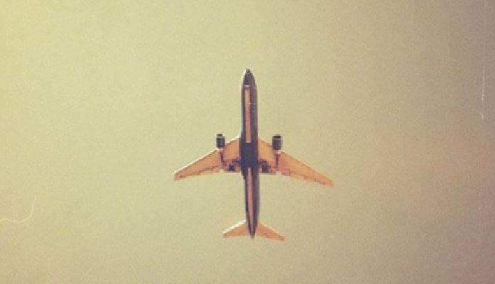 Un avión en el cielo