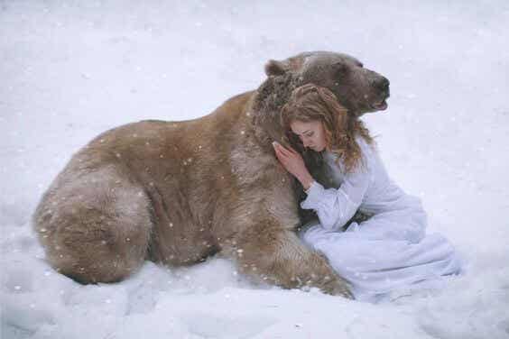 chica-abrazando-a-un-oso afrontando el miedo