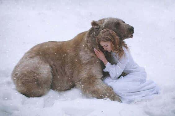 chica-abrazando-a-un-oso afrontando el miedo