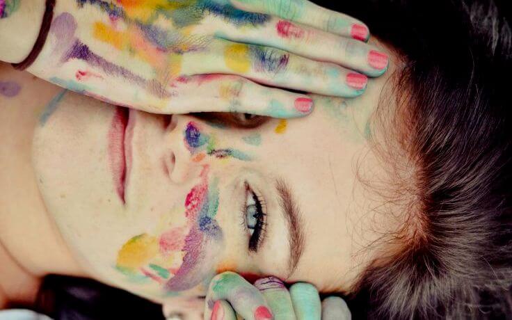 chica sonriendo con la cara pintada