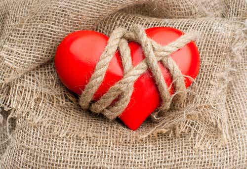 Corazón atado con cuerdas simbolizando las personas adictas a las relaciones