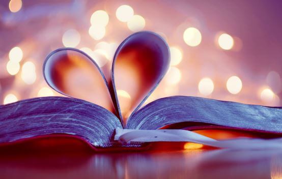 Corazón formado con las hojas de un libro