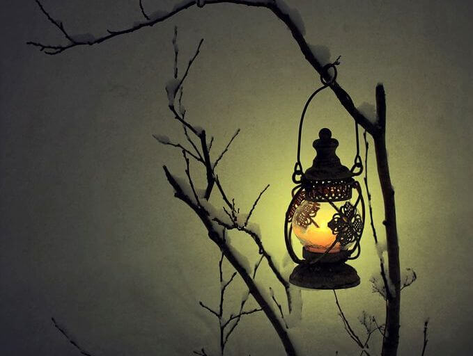 farol en la noche representando el duelo