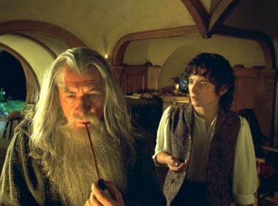 Gandalf entrega el anillo a frodo