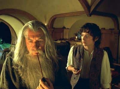 Gandalf entrega el anillo a frodo