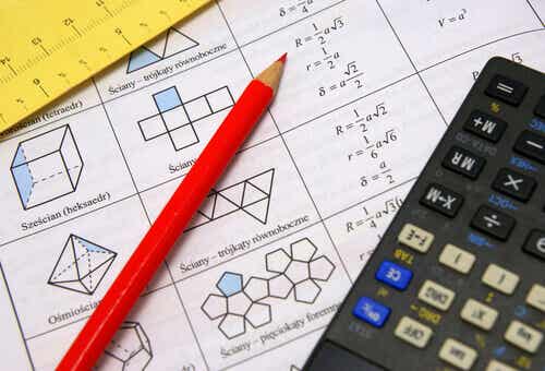 Hoja con problemas de matemáticas un lápiz y una calculadora