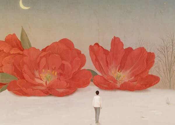 hombre avanzando hacia dos grandes flores rojas