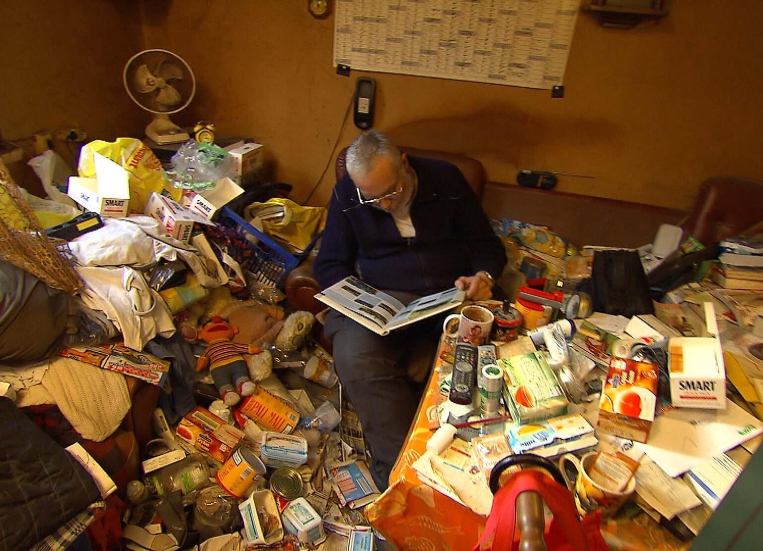 hombre con síndrome de diógenes