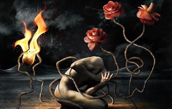 hombre enredado entre ramas con flores rojas