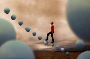 hombre subiendo una escalera formada por globos