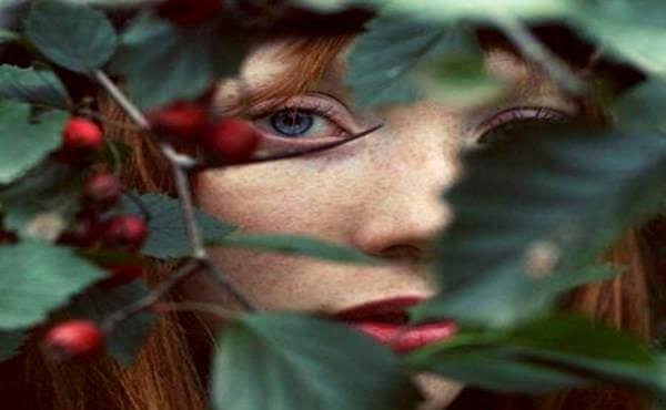 Mujer en una enredadera