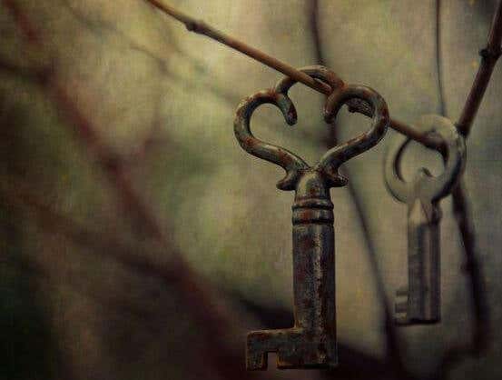 llaves sujetas en las ramas de un árbol que recuerdan el pasado