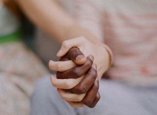 manos entrelazadas